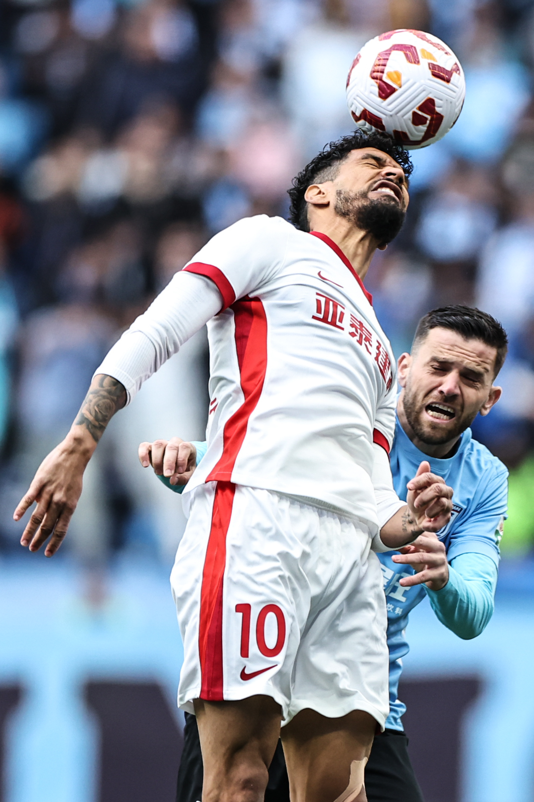 热门足球球队在赛场上展现出色表现，霸气十足的简单介绍