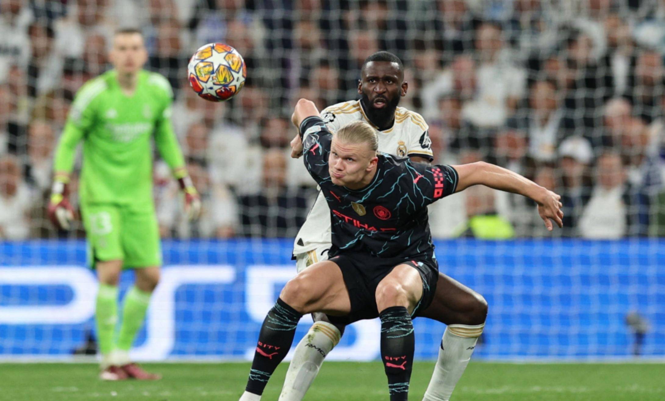 哈兰德重伤倒地，曼城全队围拢祈祷，场面感人的简单介绍