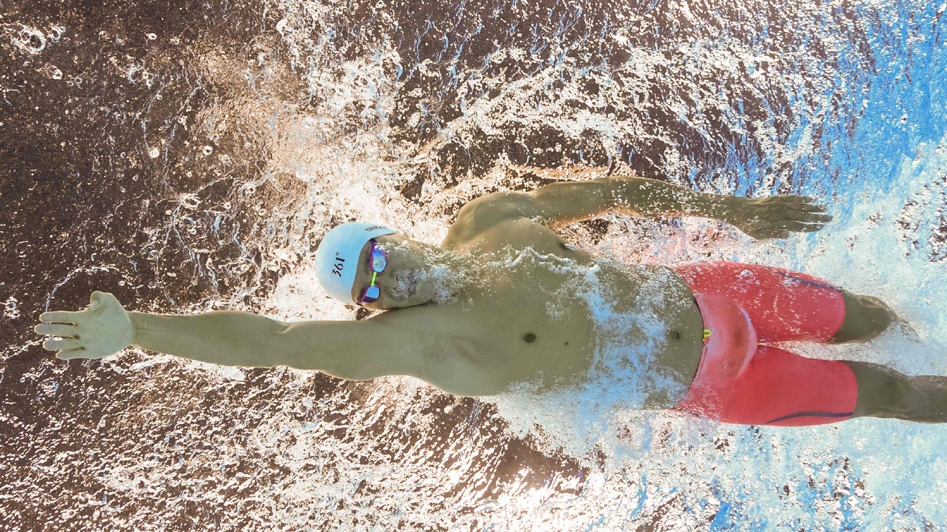 库里回归赛场，赛事规则更新首场状态亮眼，巴塞罗那观众沸腾！